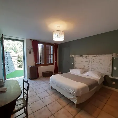 Logis Domaine De Peyrolade Bed & Breakfast 4*